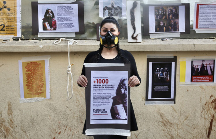 Ιρανή φοιτήτρια διαμαρτύρεται για τις δηλητηριάσεις με αέριο, και κατακρίνει τις Αρχές για αδράνεια (φωτ.: EPA / Jagadeesh Nv)