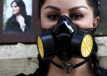 Ιρανή φοιτήτρια ψυχολογίας φοράει αντιασφυξιογόνα μάσκα, στο πλαίσιο διαμαρτυρίας για τις δηλητηριάσεις των μαθητριών (ΦΩΤ.: EPA/Jagadeesh NV)