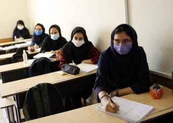 Ιρανές μαθήτριες σε τάξη ιδιωτικού σχολείου στην Τεχεράνη. Η ιρανική κυβέρνηση υποθέτει ότι οι επιθέσεις ήταν στοχοθετημένες σχεδόν αποκλειστικά σε σχολεία θηλέων (φωτ.: EPA/Abedin Taherkenareh)