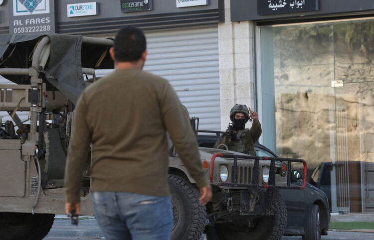 Ισραηλινός στρατιώτης σταματά Παλαιστίνιο για έλεγχο (φωτ.: ΕΡΑ / Alaa Badarneh)