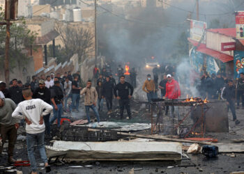 Παλαιστίνιοι στους δρόμους της Τζενίν μετά την επιδρομή των ισραηλινών δυνάμεων (φωτ.: EPA / Alaa Badarneh)