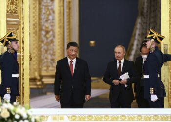 Ο Κινέζος πρόεδρος Σι Τζινπινγκ και ο Ρώσος πρόεδρος Βλαντίμιρ Πούτιν στο Κρεμλίνο (φωτ.: EPA/Sergey Karpuhin)