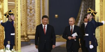 Ο Κινέζος πρόεδρος Σι Τζινπινγκ και ο Ρώσος πρόεδρος Βλαντίμιρ Πούτιν στο Κρεμλίνο (φωτ.: EPA/Sergey Karpuhin)