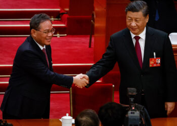 Λι Τσιάνγκ και Σι Τζινπίνγκ, ο νέος πρωθυπουργός και ο πρόεδρος της Κίνας στο Εθνικό Λαϊκό Συνέδριο, δηλαδή το κινεζικό κοινοβούλιο (φωτ.: EPA / Mark R. Cristino / POOL)