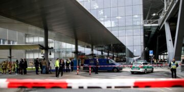Αστυνομικοί επιτηρούν την περιοχή έξω από το αεροδρόμιο της Κολωνίας-Βόννης, στη δυτική Γερμανία (φωτ.: EPA/Thomas Banneyer)