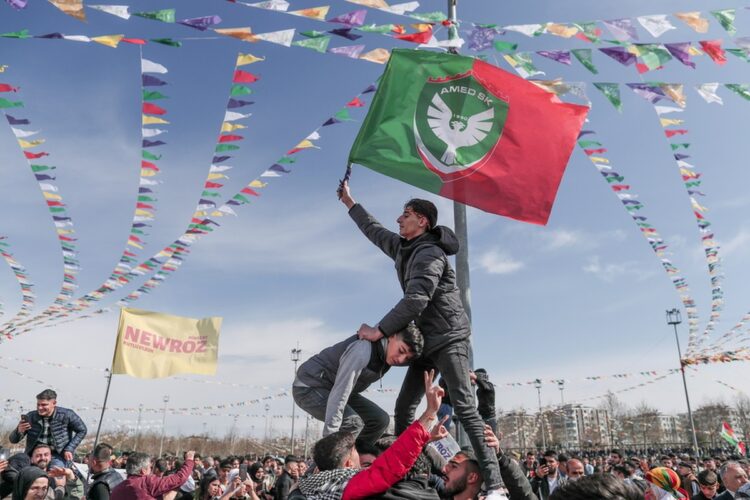 Υποστηρικτές του φιλοκουρδικού Δημοκρατικού Κόμματος των Λαών (HDP) στη διάρκεια των εορτασμών του Νορούζ, της κουρδικής Πρωτοχρονιάς (φωτ.: EPA/Sedat Suna)