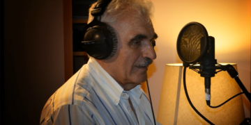 Ο Λάκης Βασιλειάδης κατά τη διάρκεια ηχογράφησης για το πρότζεκτ «’Σ ση παλαιών τη στράταν» (πηγή: YouTube / galienas)
