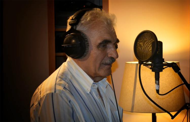 Ο Λάκης Βασιλειάδης κατά τη διάρκεια ηχογράφησης για το πρότζεκτ «’Σ ση παλαιών τη στράταν» (πηγή: YouTube / galienas)