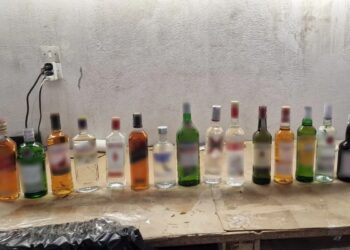 Δείγμα από τα κατασχεμένα αλκοολούχα ποτά θα αποσταλεί για εξέταση στο Γενικό Χημείο του Κράτους (φωτ.: Ελληνική Αστυνομία)