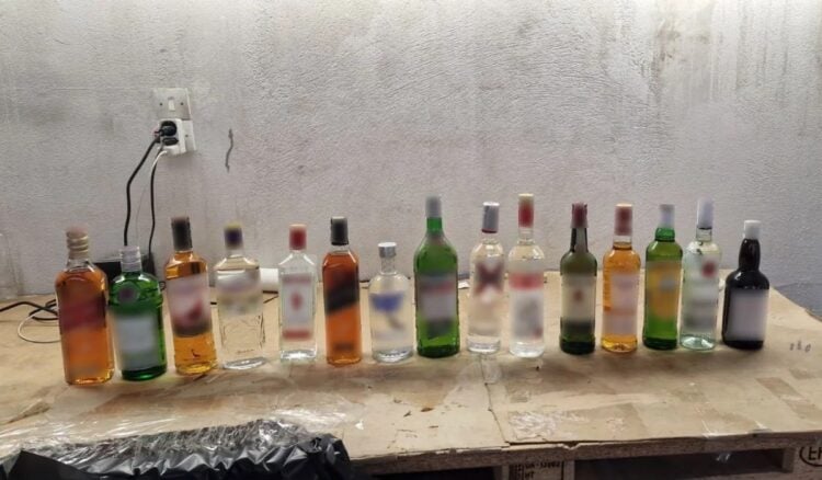 Δείγμα από τα κατασχεμένα αλκοολούχα ποτά θα αποσταλεί για εξέταση στο Γενικό Χημείο του Κράτους (φωτ.: Ελληνική Αστυνομία)