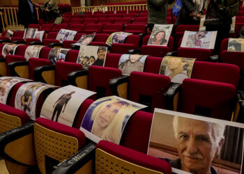 Φωτογραφίες των θυμάτων στα έδρανα της αίθουσας όπου διεξάγεται η δίκη για τη φωτιά στο Μάτι (φωτ.: EUROKINISSI / Κώστας Τζούμας)