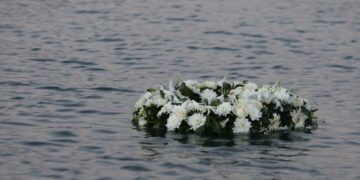 Στεφάνι με λουλούδια στη μνήμη των νεκρών που πέθαναν από την πυρκαγιά στο Μάτι, στη διάρκεια παλιότερης επιμνημόσυνης δέησης στο σημείο της τραγωδίας (φωτ.: EUROKINISSI/Θανάσης Δημόπουλος)