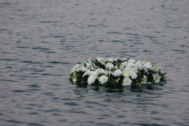 Στεφάνι με λουλούδια στη μνήμη των νεκρών που πέθαναν από την πυρκαγιά στο Μάτι, στη διάρκεια παλιότερης επιμνημόσυνης δέησης στο σημείο της τραγωδίας (φωτ.: EUROKINISSI/Θανάσης Δημόπουλος)