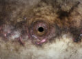 Καλλιτεχνική απεικόνιση της μαύρης τρύπας, με το έντονο βαρυτικό της πεδίο να παραμορφώνει το χώρο γύρωση της (πηγή: ESA / Hubble / Nick Risinger / N. Bartmann)