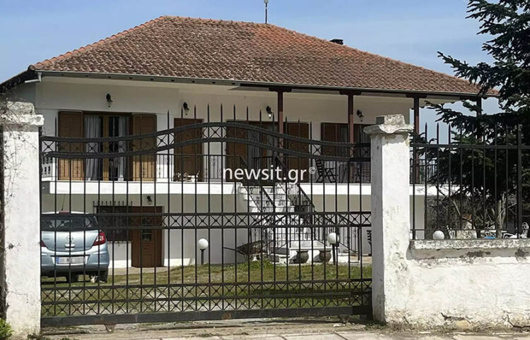 Το σπίτι που μένουν τα παιδιά του 62χρονου και η μητέρα τους (φωτ.: newsit.gr)