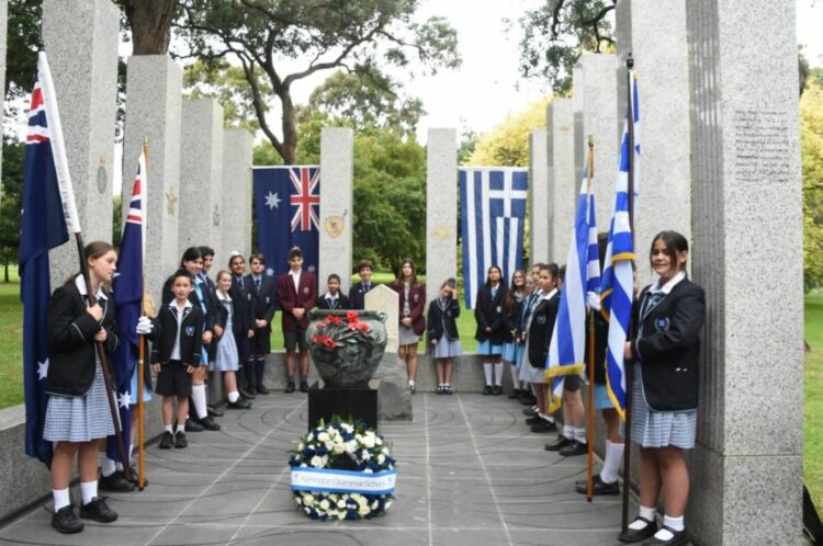 Ελληνοαυστραλοί μαθητές στο Ελληνικό και Αυστραλιανό μνημείο της Μελβούρνης κατά τους περυσινούς εορτασμούς της 25ης Μαρτίου (φωτ. neoskosmos.com/Κώστας Ντεβές)