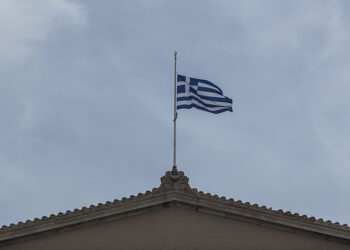 Μεσίστια η σημαία στη Βουλή (φωτ.: EUROKINISSI / Βασίλης Ρεμπάμπης)