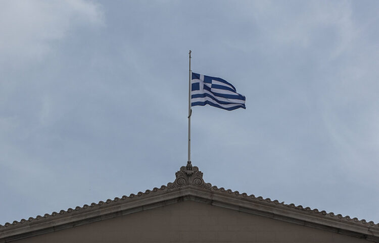 Μεσίστια η σημαία στη Βουλή (φωτ.: EUROKINISSI / Βασίλης Ρεμπάμπης)