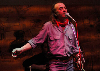 Ο Νίκος Παπάζογλου σε συναυλία στη Λάρισα τον Φεβρουάριο του 2007 (φωτ.: EUROKINISSI / Κώστας Μάντζιαρης)