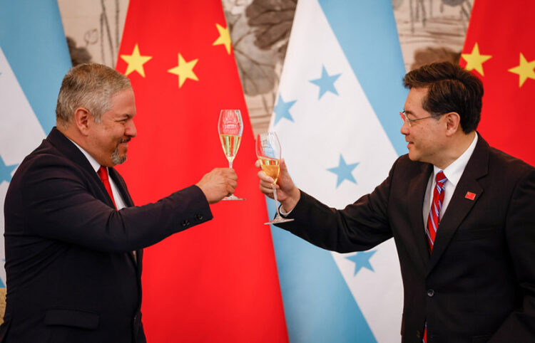 Οι υπουργοί Εξωτερικών της Ονδούρας και της Κίνας σε επίσημη συνάντηση στο Πεκίνο (φωτ.: EPA / Mark R. Cristino)