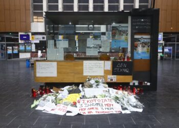Κεριά και αφιερώματα στο σιδηροδρομικό σταθμό της Θεσσαλονίκης, στη μνήμη των θυμάτων του τραγικού δυστυχήματος στα Τέμπη (φωτ.: EUROKINISSI/Ραφαήλ Γεωργιάδης)