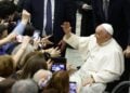 Ο πάπας Φραγκίσκος χαιρετά τους πιστούς στο Βατικανό (φωτ.: EPA/Fabio Frustaci)
