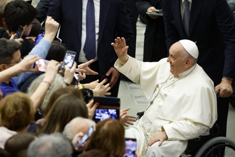 Ο πάπας Φραγκίσκος χαιρετά τους πιστούς στο Βατικανό (φωτ.: EPA/Fabio Frustaci)