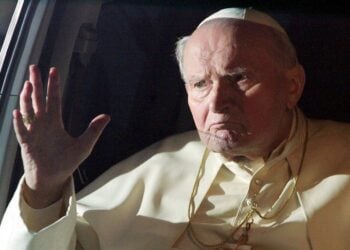 Ο πάπας Ιωάννης Παύλος Β’ γνέφει στους πιστούς λίγο πριν νοσηλευτεί στο νοσοκομείο, το 1995 (φωτ.: EPA/Ettore Ferrari)