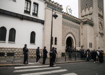 Γάλλοι αστυνομικοί επιτηρούν διακριτικά Μουσουλμάνους που αποχωρούν από το Μεγάλο Τζαμί στο Παρίσι, μετά από τις προσευχές της Παρασκευής. Σύμφωνα με τον Φρανκ Παπατζιάν, η Τουρκία έχει οργανώσει την επιρροή της στην Τουρκία μέσα από κοινοτικά σχολεία που είναι πέρα από τον έλεγχο της εθνικής εκπαίδευσης, μέσα από τζαμιά και μέσα από ριζοσπάστες ιμάμηδες (φωτ.: EPA/Mohammed Badra)