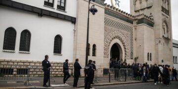 Γάλλοι αστυνομικοί επιτηρούν διακριτικά Μουσουλμάνους που αποχωρούν από το Μεγάλο Τζαμί στο Παρίσι, μετά από τις προσευχές της Παρασκευής. Σύμφωνα με τον Φρανκ Παπατζιάν, η Τουρκία έχει οργανώσει την επιρροή της στην Τουρκία μέσα από κοινοτικά σχολεία που είναι πέρα από τον έλεγχο της εθνικής εκπαίδευσης, μέσα από τζαμιά και μέσα από ριζοσπάστες ιμάμηδες (φωτ.: EPA/Mohammed Badra)