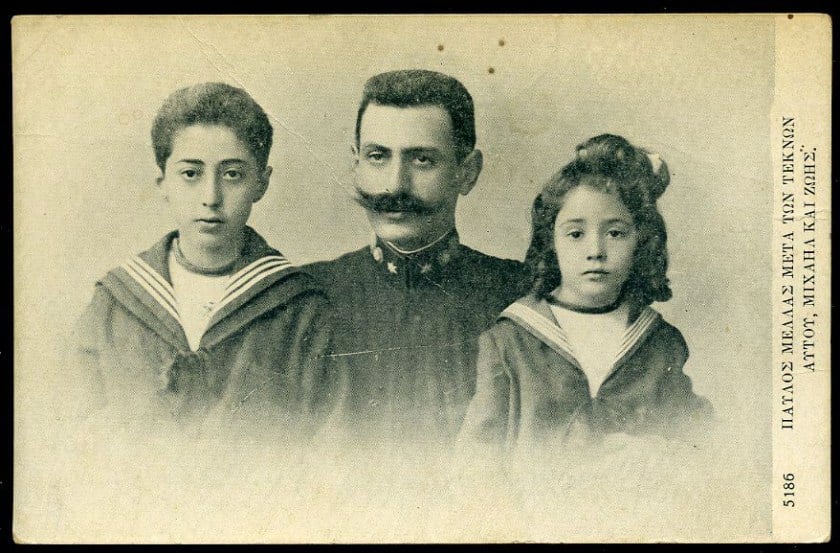 Ο Μακεδονομάχος Παύλος Μελάς με τα παιδιά του Μιχαήλ και Ζωή Μελά (πηγή: Μουσείο Φωτογραφίας Θεσσαλονίκης)