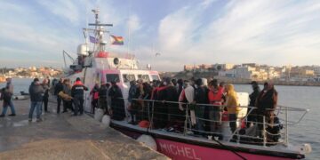 Το πλοιάριο της ΜΚΟ «Λουί Μισέλ» αποβιβάζει στο λιμάνι της Λαμπεντούζα 180 μετανάστες, τους οποίους διέσωσε στη θάλασσα. Οι ακτιβιστές κατήγγειλαν ότι οι ιταλικές αρχές δεν τους αφήνουν να σαλπάρουν ξανά χωρίς να τους δώσουν επαρκείς εξηγήσεις (φωτ.: EPA/Elio Desiderio)
