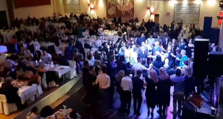 Κατάμεστη ήταν η αίθουσα όπου πραγματοποιήθηκε ο ετήσιος χορός του Συλλόγου (φωτ.: facebook/Σύλλογος Ποντίων Ελευθερίου Κορδελιού)
