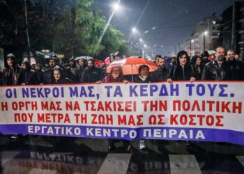 Πλήθος κόσμου πήρε μέρος στις πορείες σε Αθήνα και Θεσσαλονίκη για τον άδικο χαμό των θυμάτων του σιδηροδρομικού δυστυχήματος στα Τέμπη (φωτ.: EUROKINISSI/Γιάννης Παναγόπουλος)