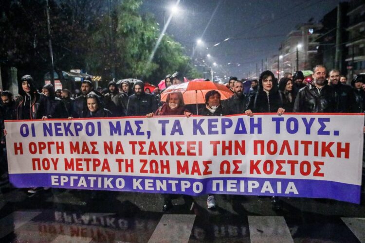 Πλήθος κόσμου πήρε μέρος στις πορείες σε Αθήνα και Θεσσαλονίκη για τον άδικο χαμό των θυμάτων του σιδηροδρομικού δυστυχήματος στα Τέμπη (φωτ.: EUROKINISSI/Γιάννης Παναγόπουλος)
