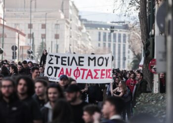 Στιγμιότυπο από τη συγκέντρωση των μαθητών και των φοιτητών στο κέντρο της Αθήνας για το πολύνεκρο σιδηροδρομικό δυστύχημα στα Τέμπη (φωτ.: EUROKINISSI/Κώστας Τζούμας)
