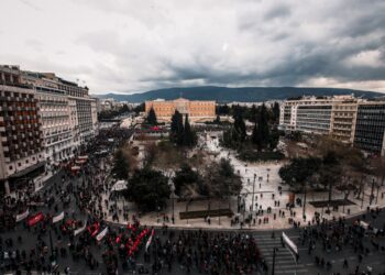 Γενική άποψη της πορείας που πραγματοποιήθηκε στο κέντρο της Αθήνας (φωτ.: EUROKINISSI/Γιάννης Παναγόπουλος)