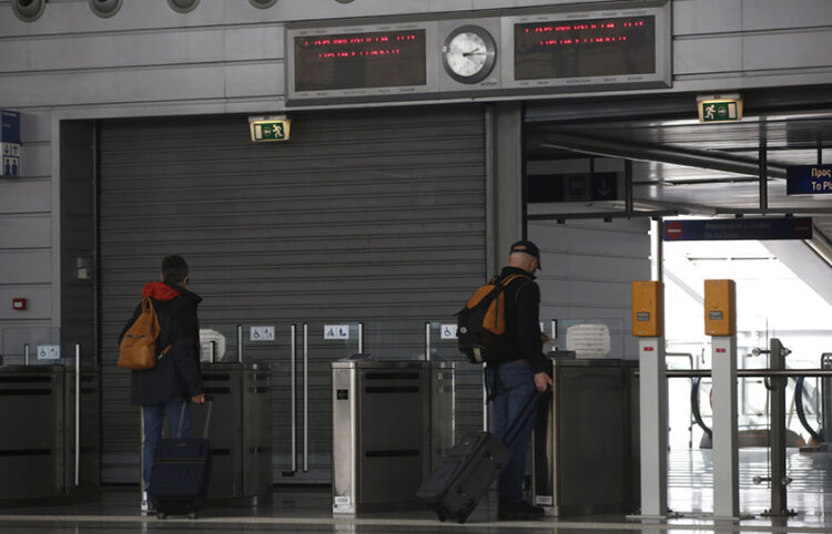 Επιβάτες αγοράζουν εισιτήρια μπροστά από ένα κλειστό σταθμό του προαστιακού σιδηρόδρομου (φωτ.: ΑΠΕ-ΜΠΕ / Γιάννης Κολεσίδης)
