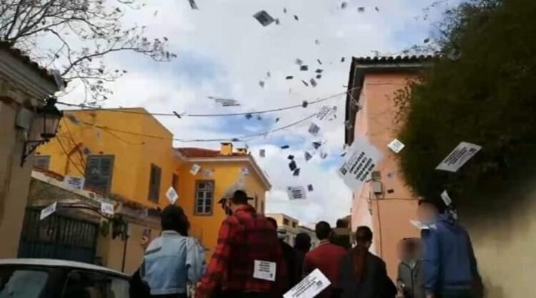 Στιγμιότυπο από τη στιγμή που τα μέλη του «Ρουβίκωνα» πετούν τα τρικάκια και φυλλάδια έξω από το σπίτι του τέως υπουργού Μεταφορών (φωτ.: facebook/Ρουβίκωνας)