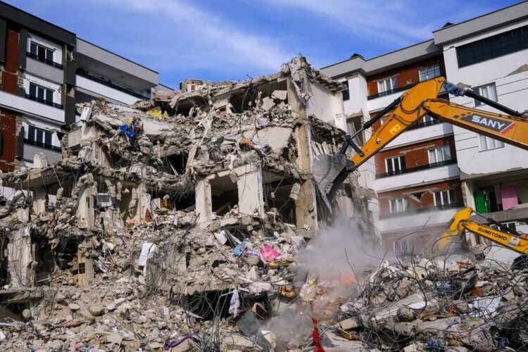 Ομάδα κατεδαφίσεων εργάζεται για την απομάκρυνση των ερειπίων σε περιοχή της Γκαζιαντέπ. Ο σεισμός κατέστρεψε περί τα 214.000, κυρίως πολυώροφα, κτήρια, σε 11 από τις 81 τουρκικές επαρχίες (φωτ.: . EPA/Sedat Suna)