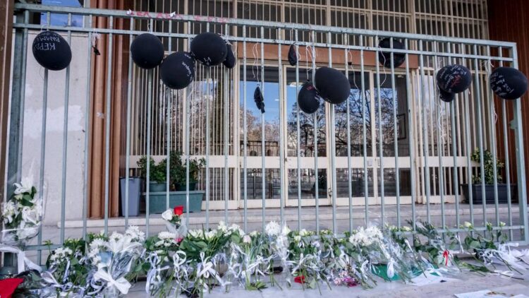 Λουλούδια κεράκια και αφιερώματα για τα θύματα του πολύνεκρου σιδηροδρομικού δυστυχήματος των Τεμπών, στο Δικαστικό Μέγαρο Λάρισας (φωτ.: Λεωνίδας Τζέκας/EUROKINISSI)