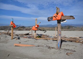 Ξύλινοι σταυροί με σωσίβια σε παραλία στο Κροτόνε της Ιταλίας, για τα θύματα του ναυαγίου που σημειώθηκε στο Κούτρο, όπου πνίγηκαν 72 άνθρωποι στα τέλη Φεβρουαρίου (φωτ.: EPA/Carmelo Imbesi)