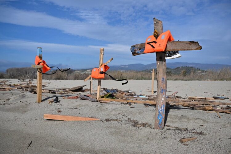 Ξύλινοι σταυροί με σωσίβια σε παραλία στο Κροτόνε της Ιταλίας, για τα θύματα του ναυαγίου που σημειώθηκε στο Κούτρο, όπου πνίγηκαν 72 άνθρωποι στα τέλη Φεβρουαρίου (φωτ.: EPA/Carmelo Imbesi)