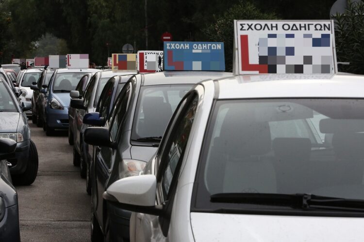 Στιγμιότυπο από παλιότερη διαμαρτυρία των σχολών οδήγησης στην Αθήνα. Σύμφωνα με τη δικογραφία, τα ποσά, για τη χορήγηση της άδειας οδήγησης χωρίς κανονικές εξετάσεις κυμαινόταν από 1.200 έως 2.500 ευρώ (φωτ.: ΑΠΕ-ΜΠΕ/Συμέλα Παντζαρτζή)