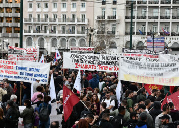 Συλλαλητήριο στην Αθήνα για το σιδηροδρομικό δυστύχημα στα Τέμπη (φωτ.: EUROKINISSI / Τατιάνα Μπόλαρη)