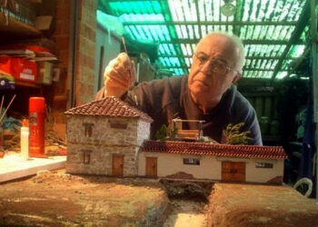Τις ελεύθερες ώρες του, ο δραστήριος 94χρονος Τάσος Κολοκοτρώνης ασχολείται με την ζωγραφική, τη χειροτεχνία, την κηπουρική, τους υπολογιστές, το διάβασμα και τα ταξίδια (φωτ.: facebook/Anastasios Kolokotronis)