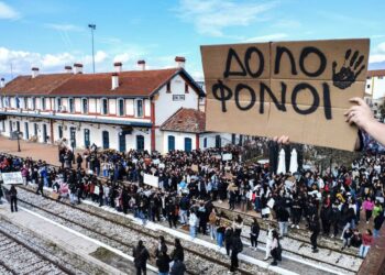 Στιγμιότυπο από διαμαρτυρία μαθητών για την τραγωδία των Τεμπών σε σιδηροδρομικό σταθμό στη Δράμα (φωτ.: EUROKINISSI/Δημήτρης Μεσσήνης)