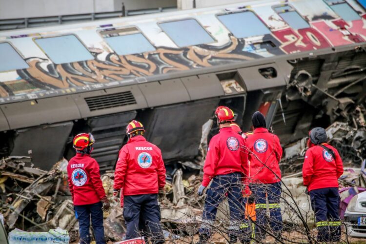 Διασώστες επιχειρούν στο σημείο του σιδηροδρομικού δυστυχήματος στα Τέμπη (φωτ.: EUROKINISSI/Λεωνίδας Τζέκας)