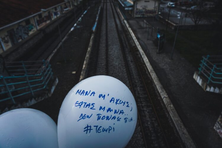 Λουλούδια και μπαλόνια με σημειώματα στο σταθμό του ΟΣΕ στα Τρίκαλα, για τα θύματα του πολύνεκρου σιδηροδρομικού δυστυχήματος στα Τέμπη (φωτ.: EUROKINISSI/ Θανάσης Καλλιάρας)