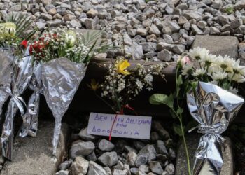 Λίγα λουλούδια κι ένα σημείωμα στη μνήμη των θυμάτων του τραγικού σιδηροδρομικού δυστυχήματος, στο σταθμό της Ραψάνης, στη Λάρισα (φωτ.: EUROKINISSI/Λεωνίδας Τζέκας)